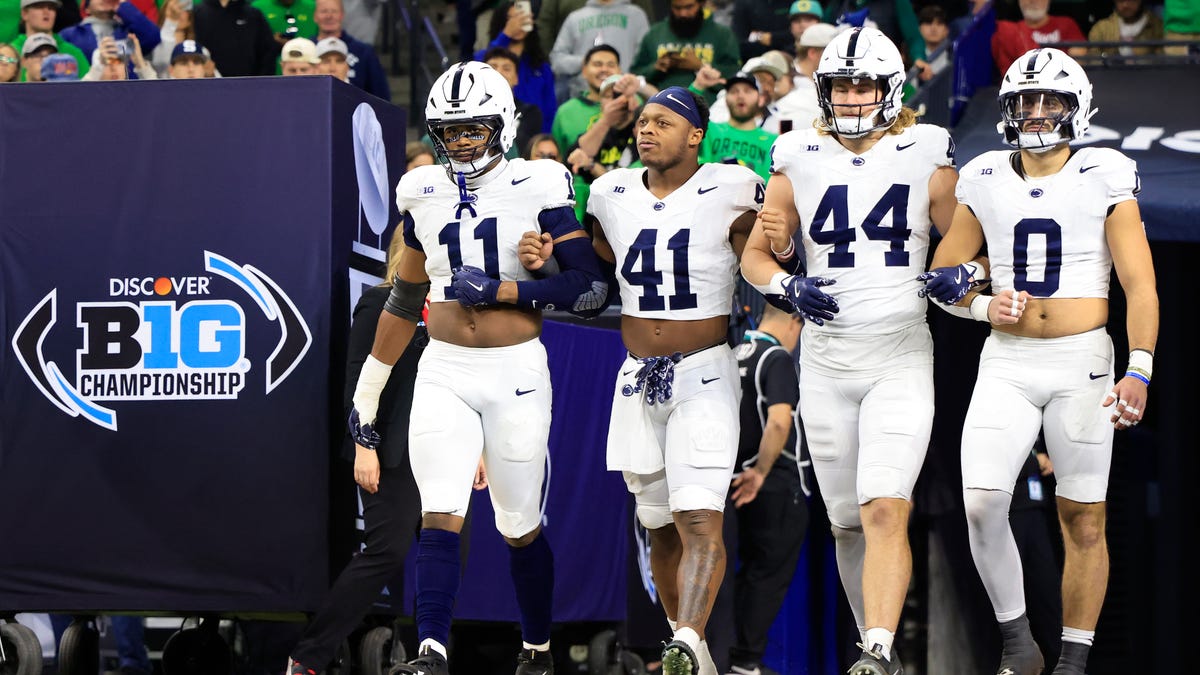 Abdul Carter, Tyler Warren forced to wear Oregon gear after lost bets to Pro Ducks Abdul Carter, Tyler Warren forced to wear Oregon gear after lost bets to Pro Ducks