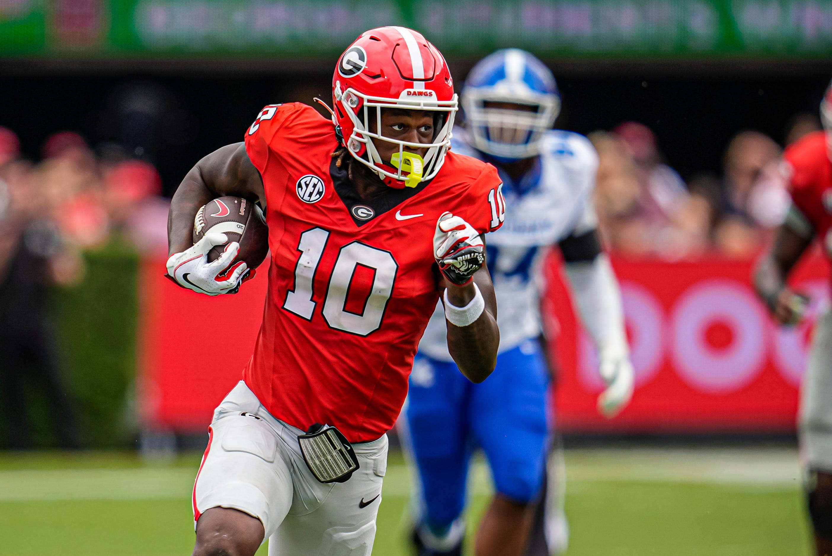 Oct 4, 2025; Athens, Georgia, USA; Georgia Bulldogs tight end Elyiss Williams (10) runs after a catch against the Kentucky Wildcats at Sanford Stadium. Mandatory Credit: Dale Zanine-Imagn Images