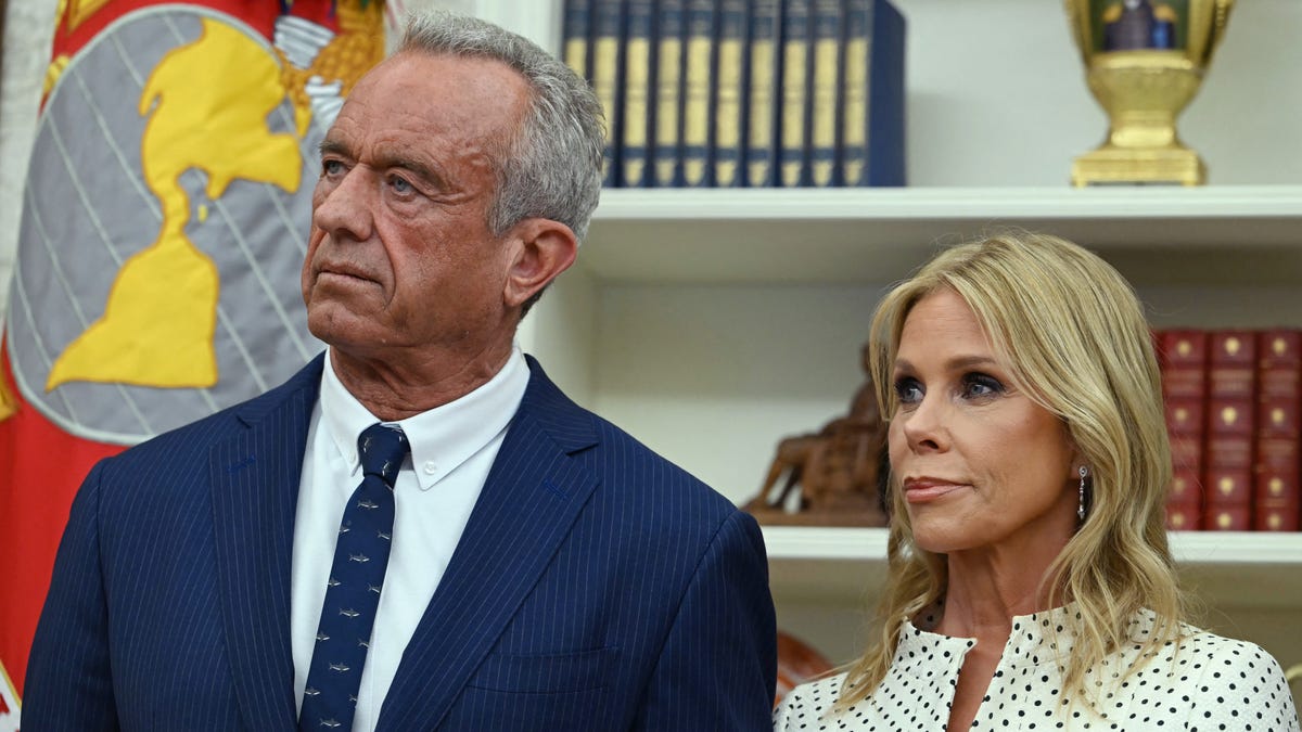 Cheryl Hines newest role? Actress is RFK. Jr's biggest defender, slamming Kennedys