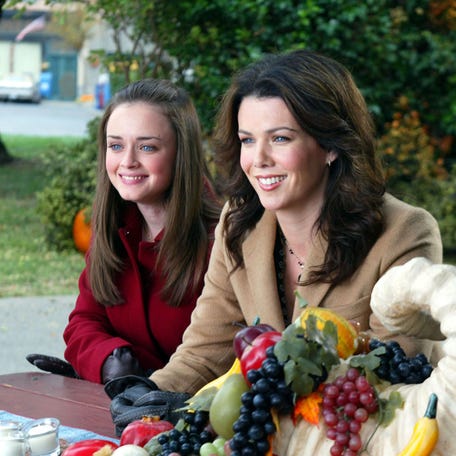 (L-R) Alexis Bledel as Rory Gilmore, Lauren Graham as Lorelai Gilmore from the TV show Gilmore Girls.
