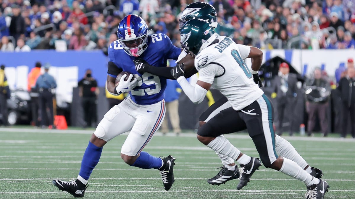 Vic Fangio won't commit to Quinyon Mitchell being available for the matchup vs. Vikings thumbnail