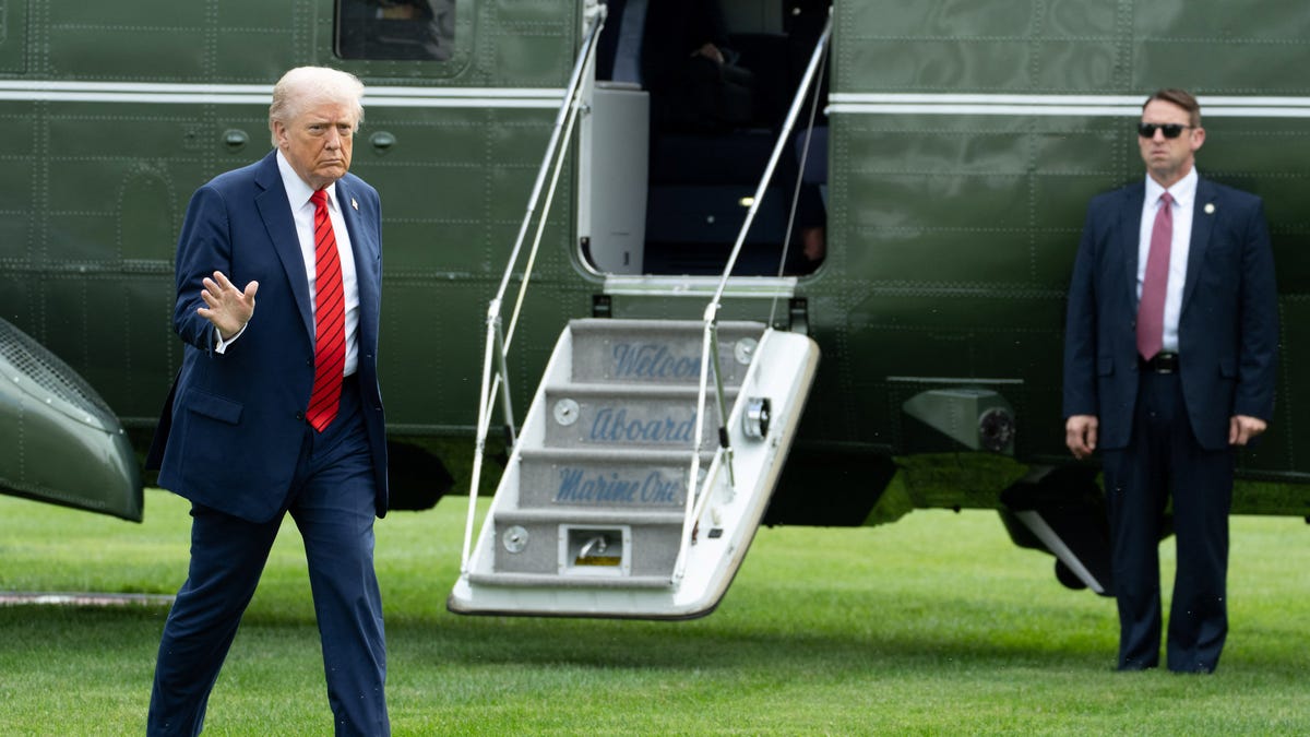 U.S. President Donald Trump waves, as he arrives at the White House following his annual physical exam at Walter Reed National Military Medical Center, in Washington, D.C., U.S., October 10, 2025. REUTERS/Ken Cedeno