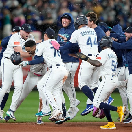 Seattle Mariners second baseman Jorge Polanco (7) celebrates with teammates after hitting a walk-off single against the Detroit Tigers.