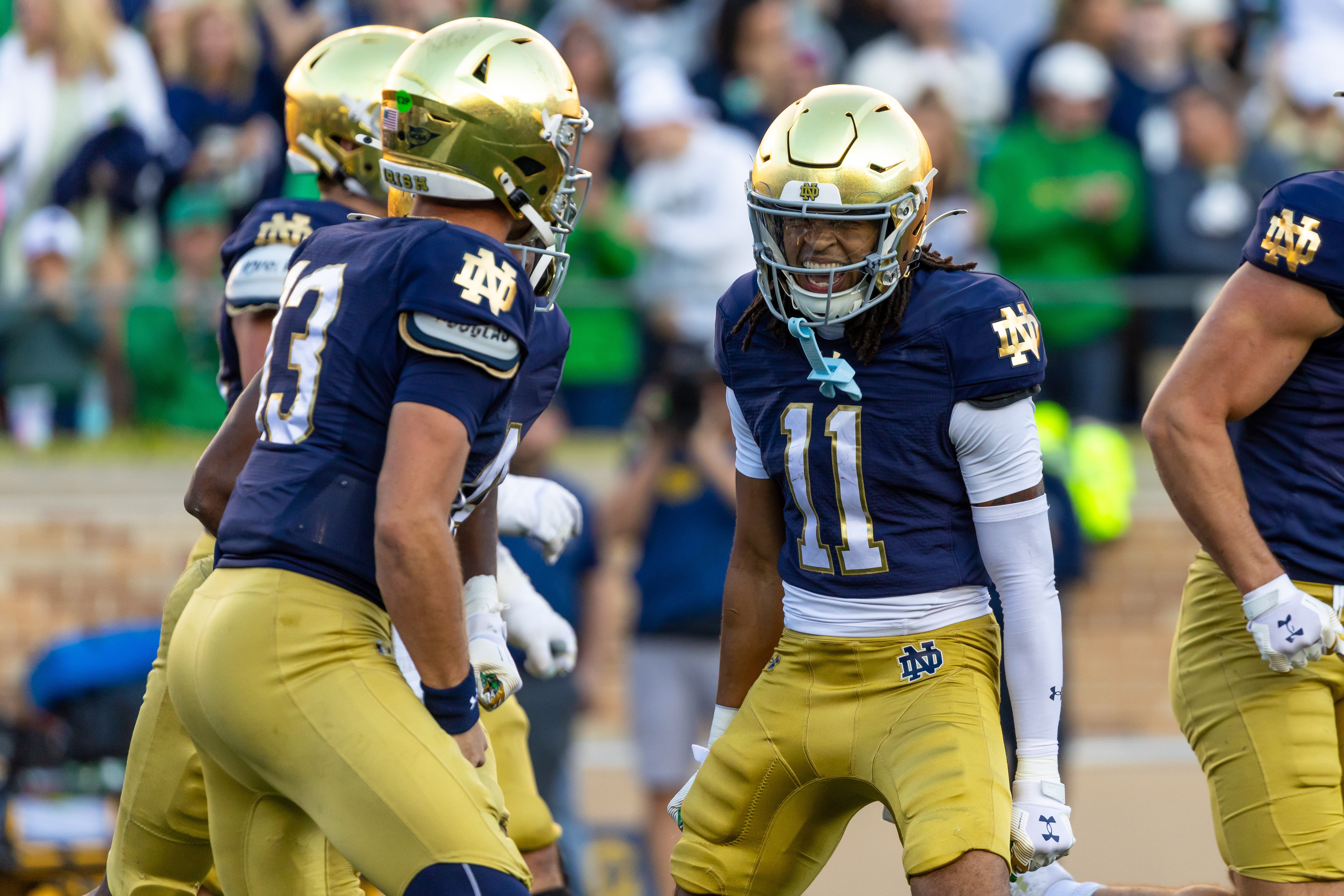 CJ Carr golpea a KK Smith para touchdown de Notre Dame contra la Escuadra