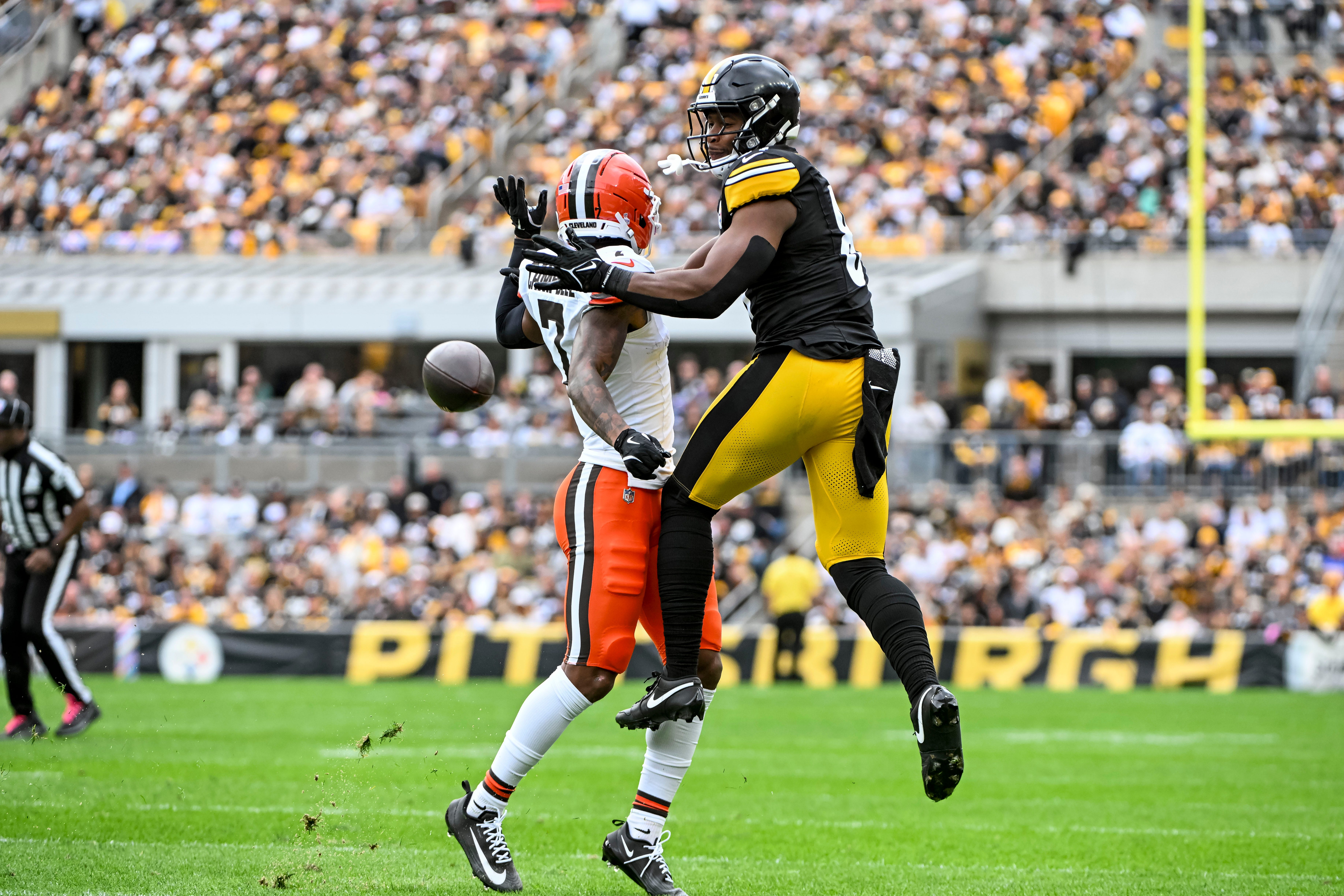 Oct 12, 2025; Pittsburgh, Pennsylvania, USA; Pittsburgh Steelers tight end Jonnu Smith (81) attempts to complete a pass during the first quarter at Acrisure Stadium. Mandatory Credit: Barry Reeger-Imagn Images