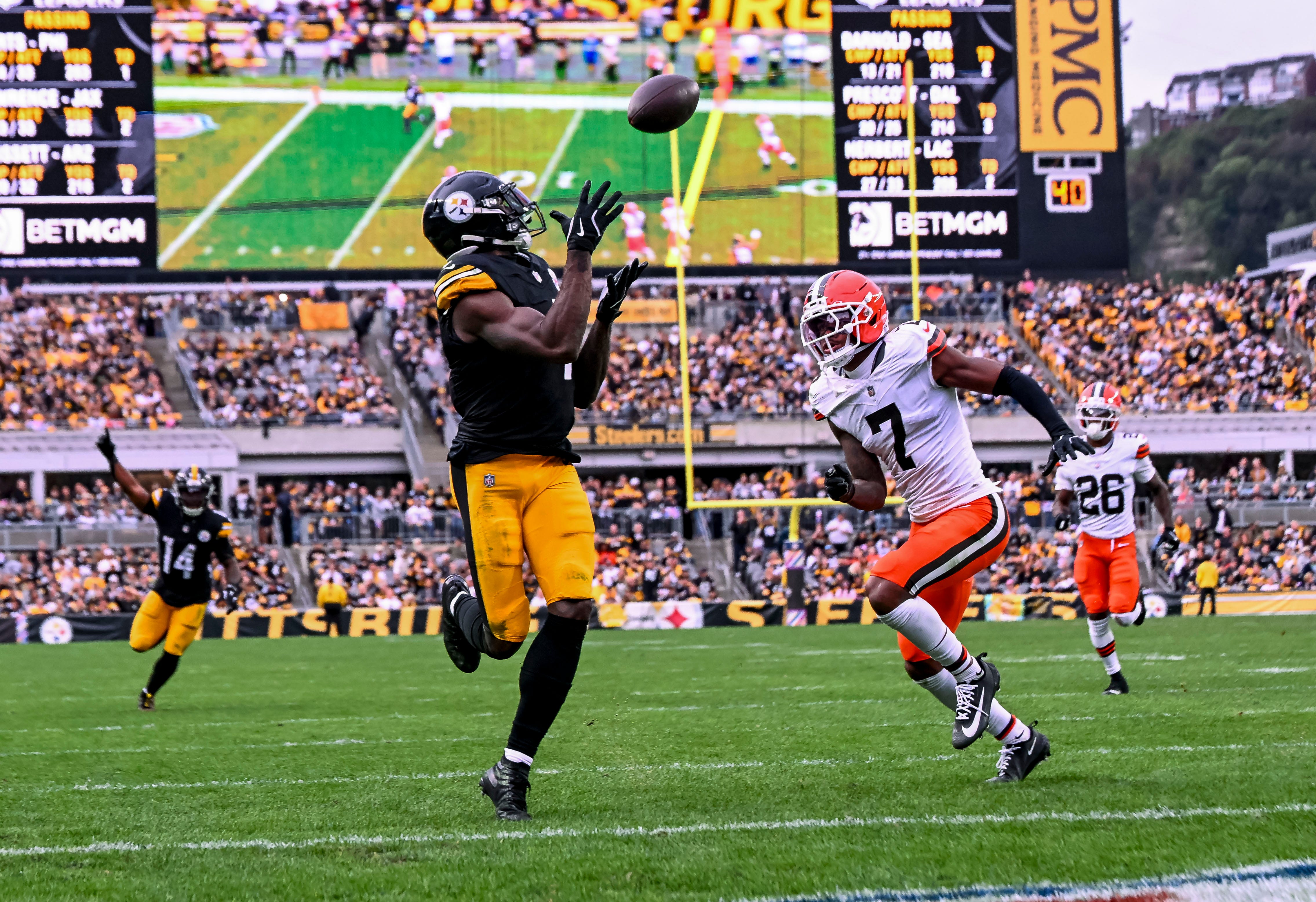 Oct 12, 2025; Pittsburgh, Pennsylvania, USA; Pittsburgh Steelers wide receiver DK Metcalf (4) makes a catch for a touchdown during the fourth quarter at Acrisure Stadium. Mandatory Credit: Barry Reeger-Imagn Images