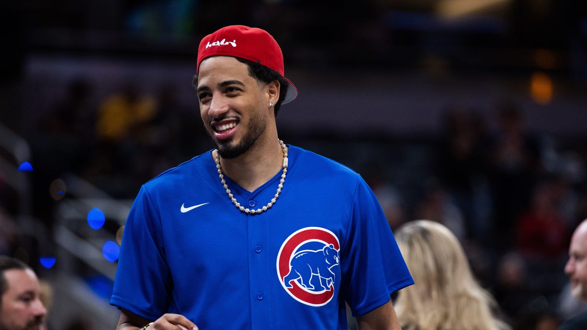 Trolling? Tyrese Haliburton wears jerseys of teams playing Milwaukee Brewers on Pacers sideline Trolling? Tyrese Haliburton wears jerseys of teams playing Milwaukee Brewers on Pacers sideline