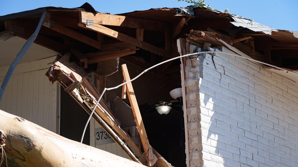 https://www.gannett-cdn.com/authoring/authoring-images/2025/10/14/PPHX/86695510007-202510141202408400-tempe-microburst-damage-update.jpg?auto=webp&crop=2997,1686,x0,y0&format=pjpg&width=1200