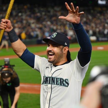 Eugenio Suarez celebrates after the Mariners' Game 5 win.