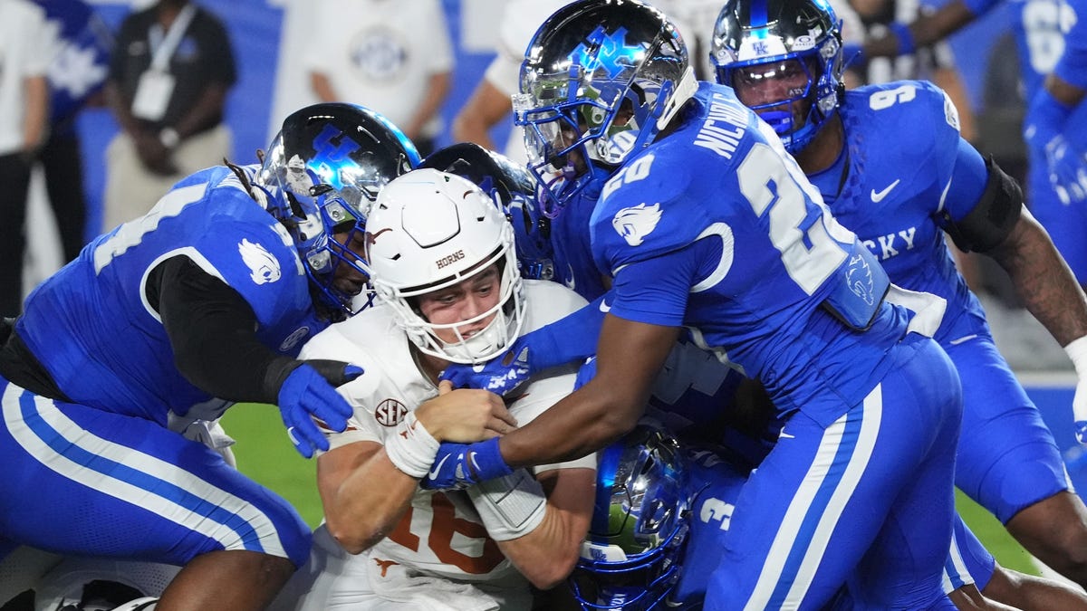 텍사스 축구 QB Arch Manning은 켄터키에서 OT 승리를 거두며 심하게 어려움을 겪고 있습니다.