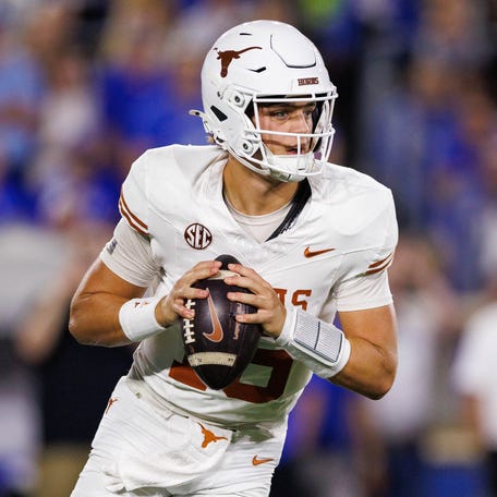 Texas Longhorns quarterback Arch Manning (16) looks for an open receiver during the first quarter against the Kentucky Wildcats.
