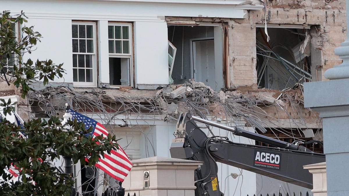 Workers demolish the facade of the East Wing of the White House on October 20, 2025 in Washington, DC. The demolition is part of U.S. President Donald Trump's plan to build a ballroom reportedly costing $250 million on the eastern side of the White House.