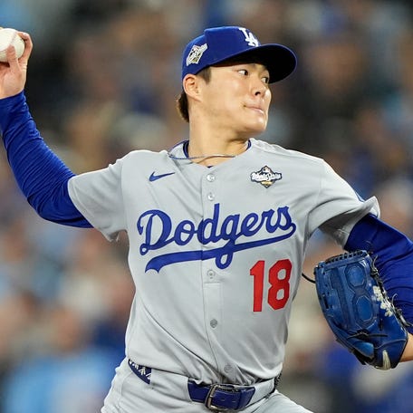 Yoshinobu Yamamoto pitched a complete game in Game 2.