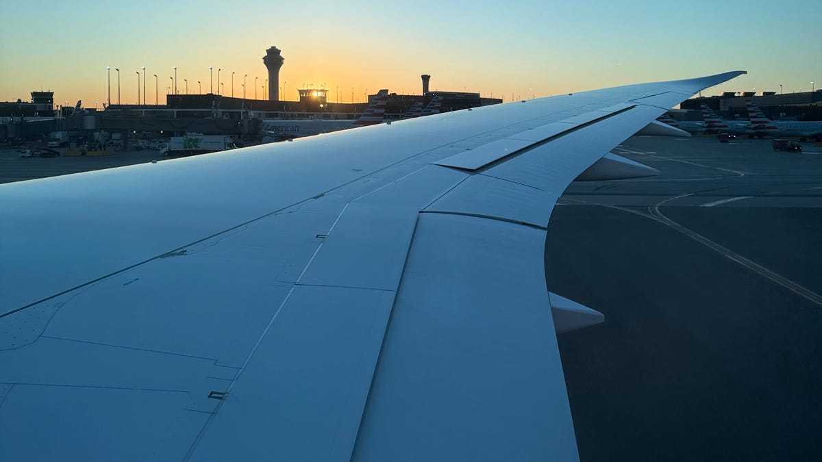 TSA workers miss paychecks as government shutdown hits airports TSA workers miss paychecks as government shutdown hits airports