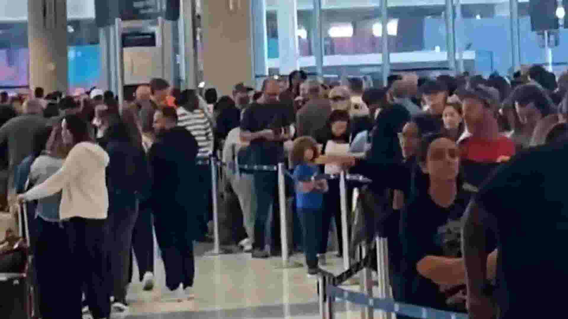 Image for Houston airports urge early arrival amid TSA staffing issues during government shutdown