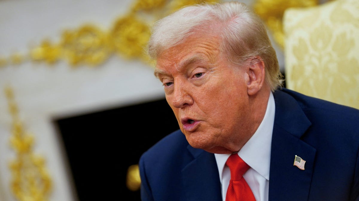 U.S. President Donald Trump participates in a bilateral meeting with Finland's President Alexander Stubb (not pictured), in the Oval office at the White House in Washington, D.C., U.S., October 9, 2025. REUTERS/Nathan Howard