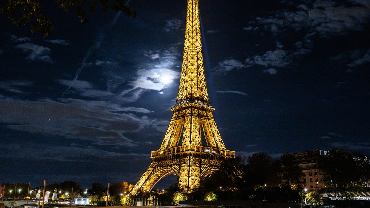Der Bibermond erhellt den Himmel. Sehen Sie, wie der Supermond über der ...