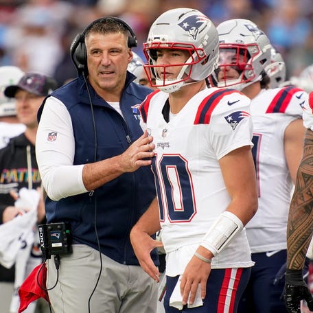 New England Patriots coach Mike Vrabel talks to quarterback Drake Maye (10) during the second quarter at Nissan Stadium in Nashville, Tenn., Sunday, Oct. 19, 2025.