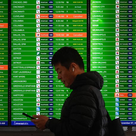 Ronald Reagan Washington National Airport on Friday, Nov. 7, 2025. Transportation Secretary Sean Duffy announced that 40 major airports will see a 10% cut in flights, starting the morning of Nov. 7. The FAA capacity reductions at airports will ramp up from 4% to 10% over a series of days, the FAA said.