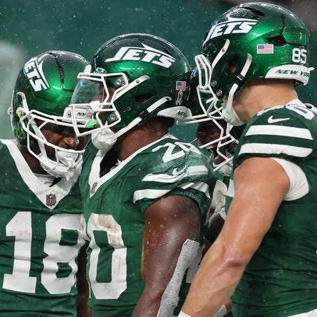 EAST RUTHERFORD, NEW JERSEY - NOVEMBER 09: Breece Hall #20 of the New York Jets is congratulated by his teammates after scoring a rushing touchdown against the Cleveland Browns during the second half in the game at MetLife Stadium on November 09, 2025 in East Rutherford, New Jersey. (Photo by Evan Bernstein/Getty Images)