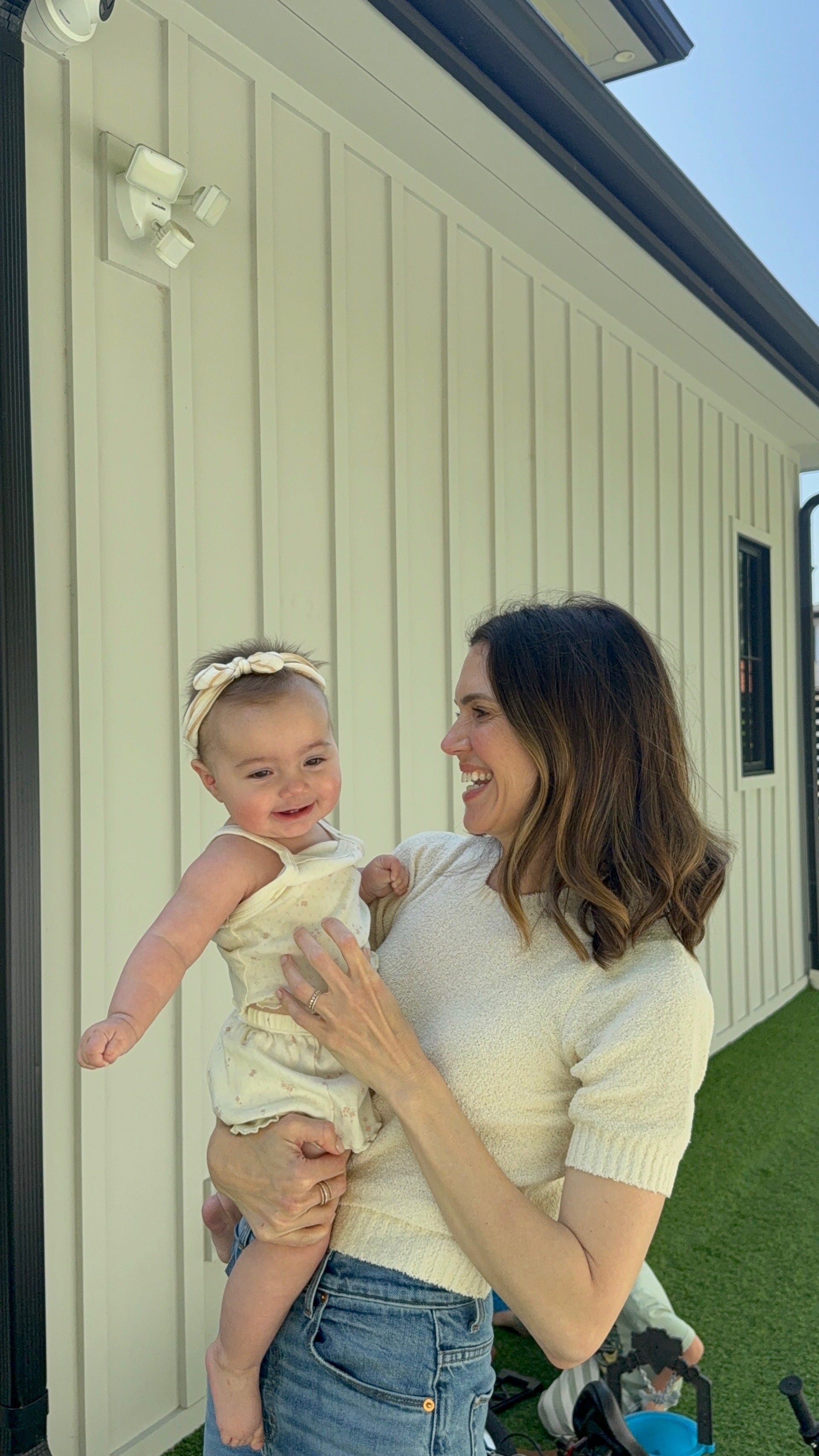 Mandy Moore comparte su experiencia con el VRS y cómo proteger a los niños.