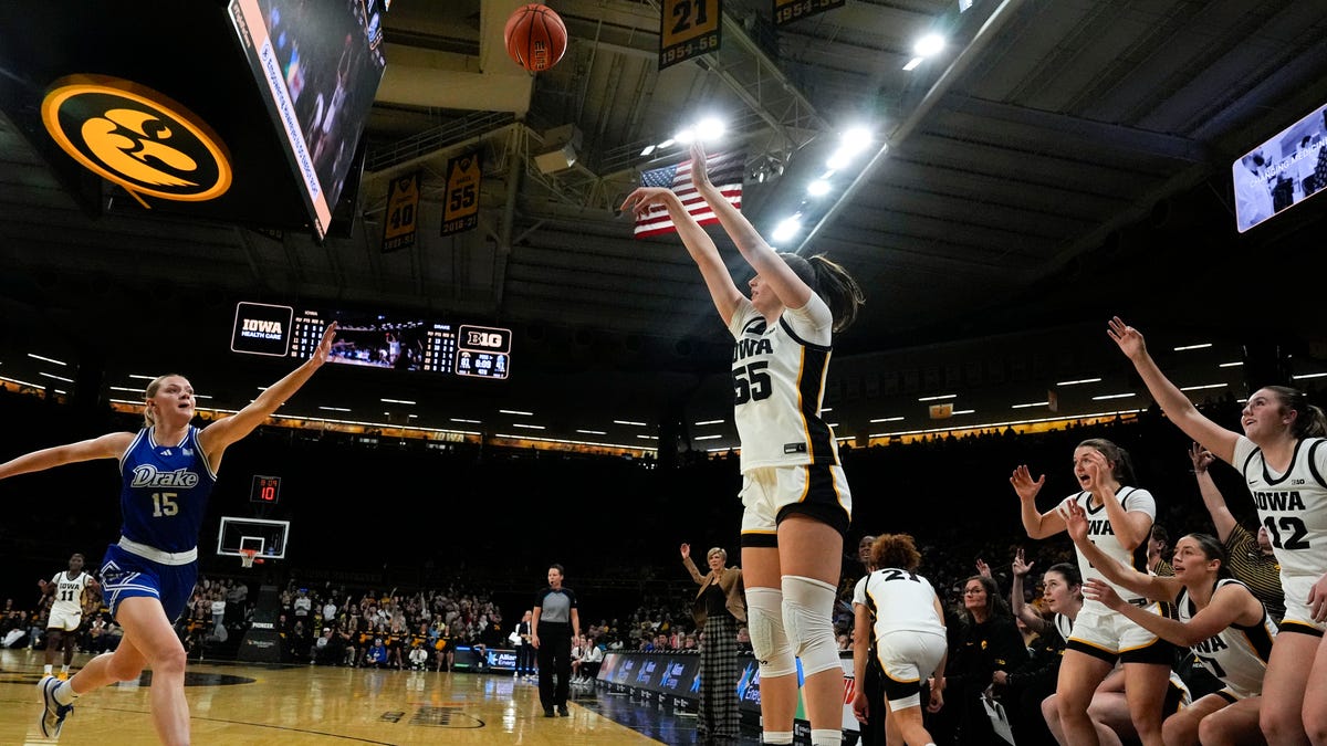 Η δευτεροετής φοιτήτρια στο μπάσκετ γυναικών της Αϊόβα, Teagan Mallegni, εισέρχεται στην πύλη μεταγραφών