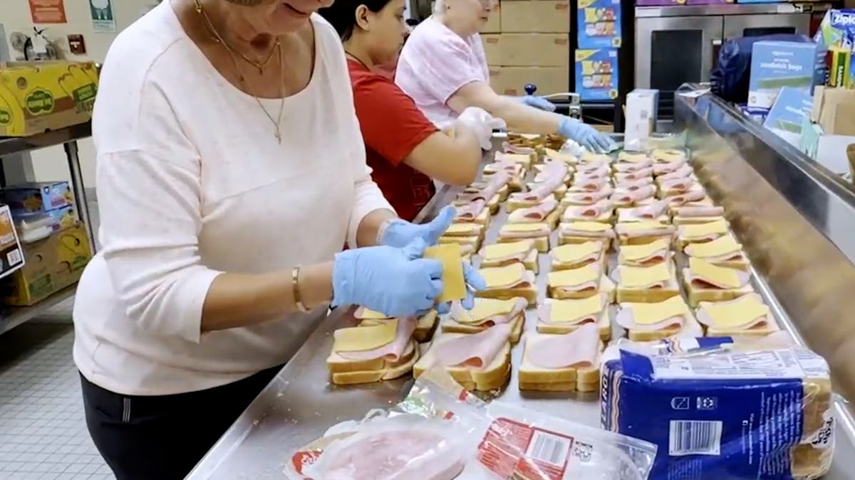 Watch volunteers pack lunches and spread kindness during government shutdown thumb
