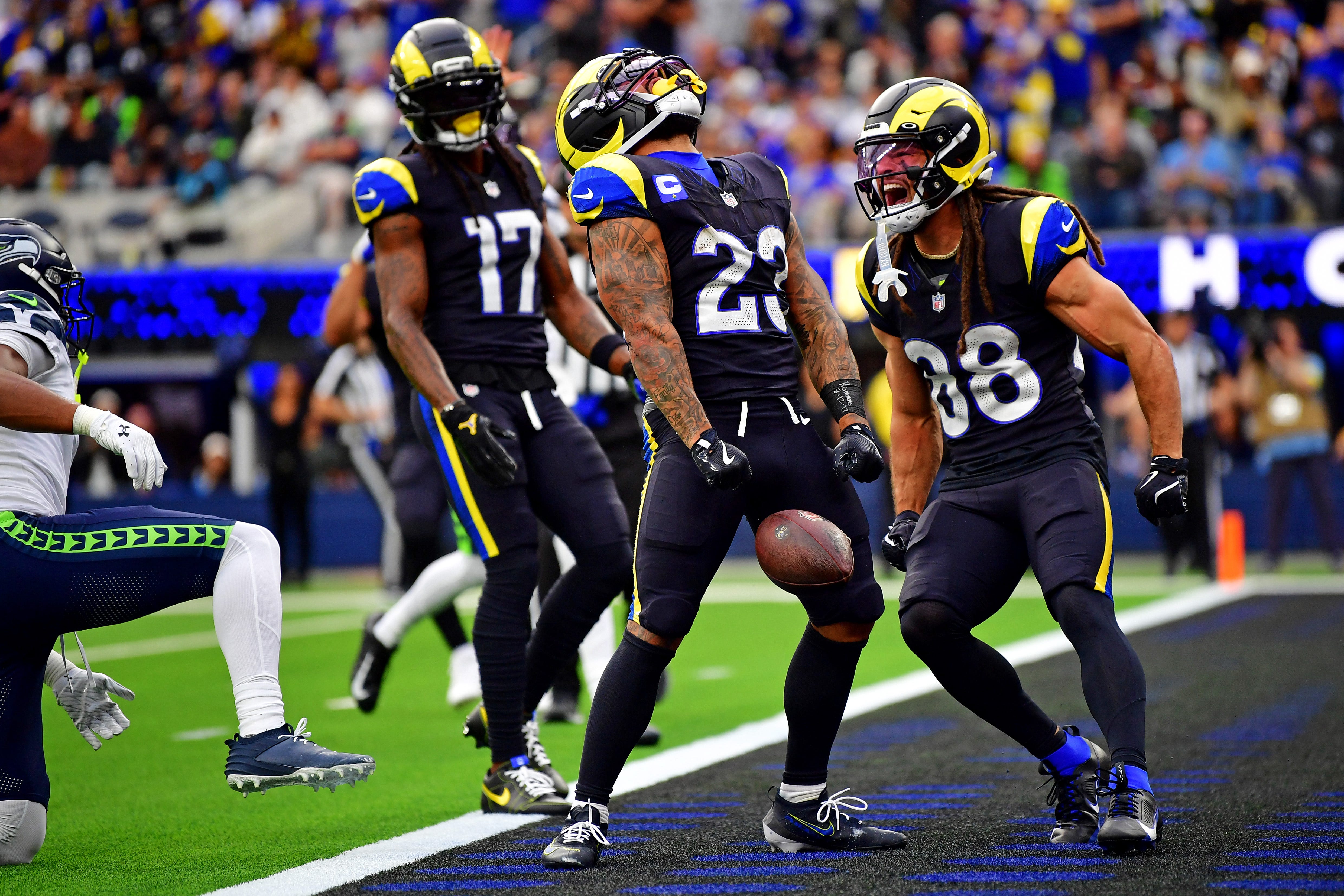 LA debuts ‘Midnight Mode’ vs. Seahawks