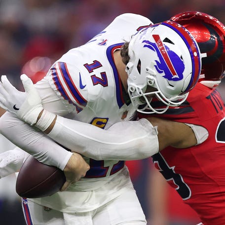 HOUSTON, TEXAS - NOVEMBER 20: Henry To'oTo'o #39 of the Houston Texans sacks Josh Allen #17 of the Buffalo Bills during the fourth quarter at NRG Stadium on November 20, 2025 in Houston, Texas. (Photo by Tim Warner/Getty Images)