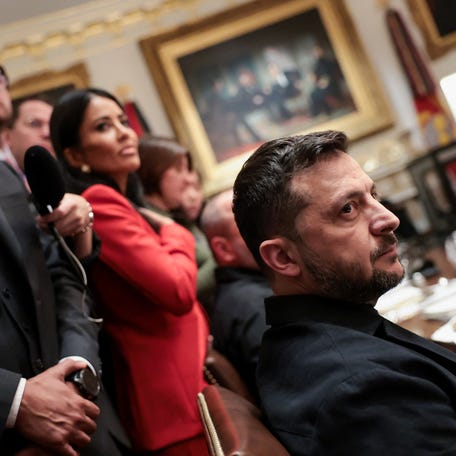 Ukraine's President Volodymyr Zelenskiy meets with U.S. President Donald Trump (not pictured) over lunch in the Cabinet Room at the White House in Washington, D.C., U.S., October 17, 2025. REUTERS/Jonathan Ernst