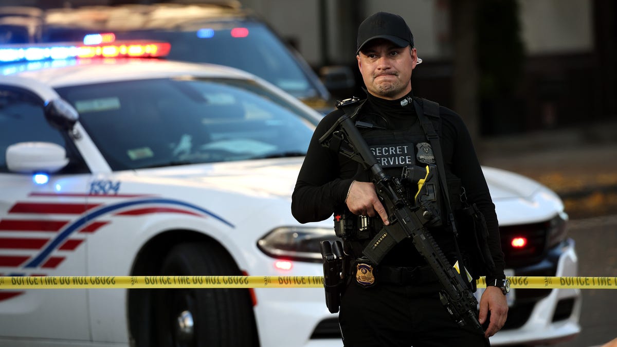 A member of the U.S. Secret Service secures the area after two National Guard troops were shot near the White House on Nov. 26, 2025 in Washington, D.C.