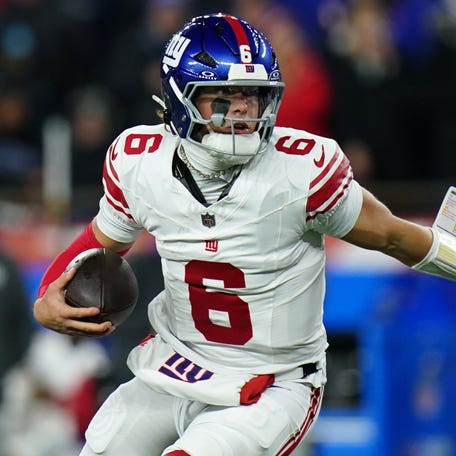 New York Giants quarterback Jaxson Dart (6) runs with the ball during the second quarter against the New England Patriots at Gillette Stadium.