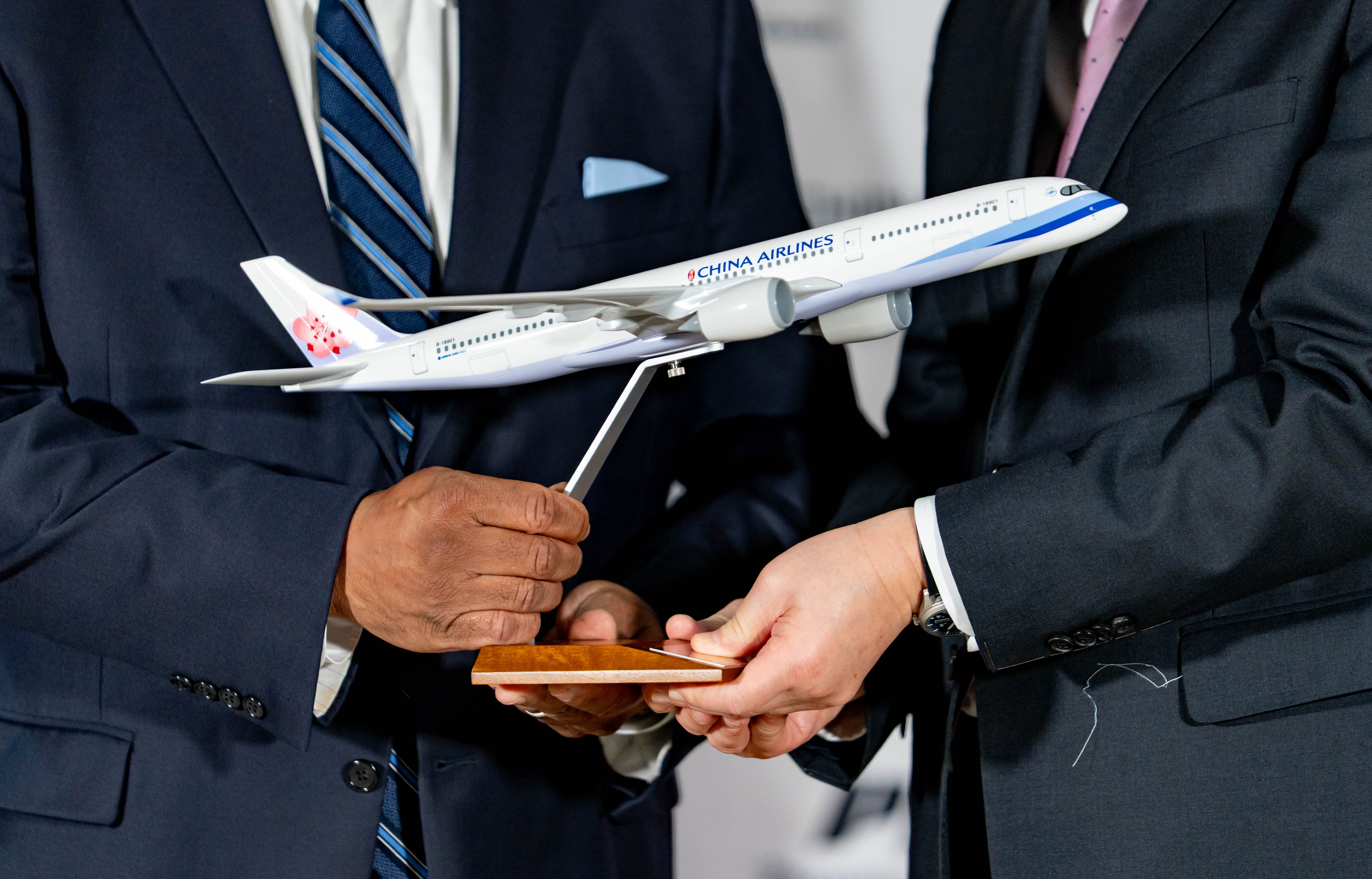 Image for Phoenix 1st nonstop route to Asia takes flight. Why it's a big deal