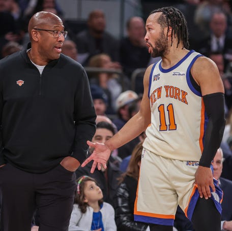 New York Knicks head coach Mike Brown talks wth guard Jalen Brunson in the fourth quarter against the Orlando Magic at Madison Square Garden.