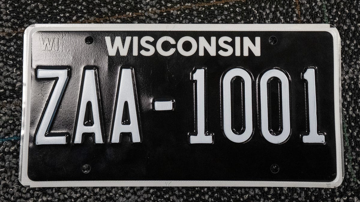 Image for Wisconsin unveils blackout, retro yellow license plates