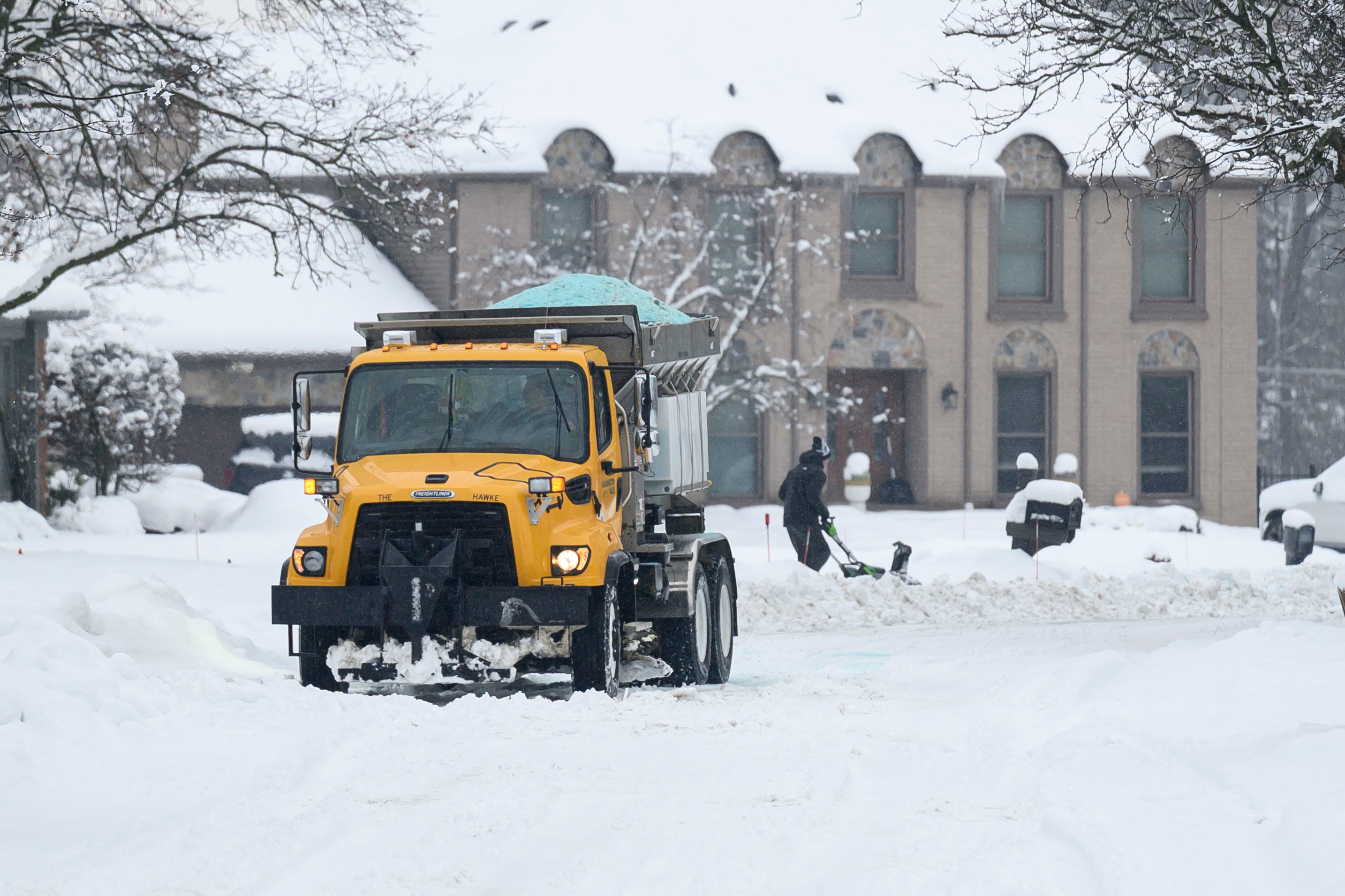 Snow, cold closes Metro Detroit schools, makes commute messy