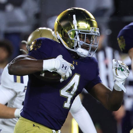 SOUTH BEND, INDIANA - NOVEMBER 08: Jeremiyah Love #4 of the Notre Dame Fighting Irish runs the ball against the Navy Midshipmen at Notre Dame Stadium on November 08, 2025 in South Bend, Indiana. (Photo by Justin Casterline/Getty Images)