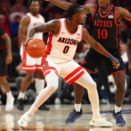 Arizona guard Jaden Bradley (0) controls the ball against San Diego State guard BJ Davis (10) during their game at Mortgage Matchup Center.