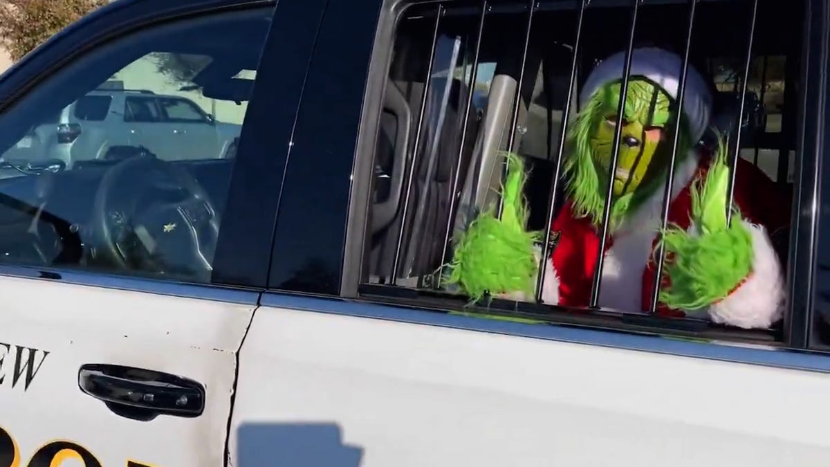 TRND POLICE VS GRINCH.jpg