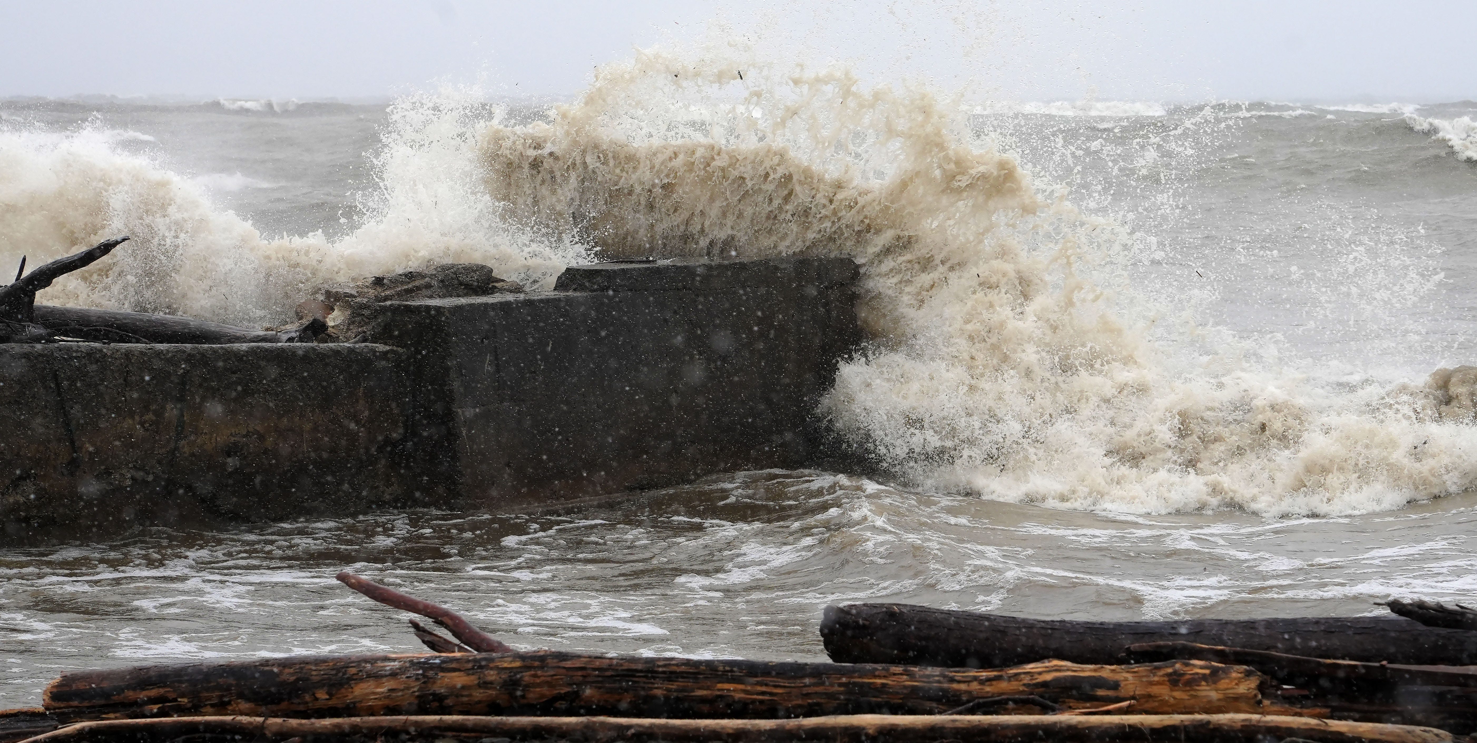 What is a seiche? Powerful winds cause huge waves on Lake Erie