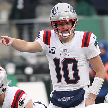EAST RUTHERFORD, NEW JERSEY - DECEMBER 28: Drake Maye #10 of the New England Patriots signals during the third quarter against the New York Jets at MetLife Stadium on December 28, 2025 in East Rutherford, New Jersey. (Photo by Pamela Smith/Getty Images)