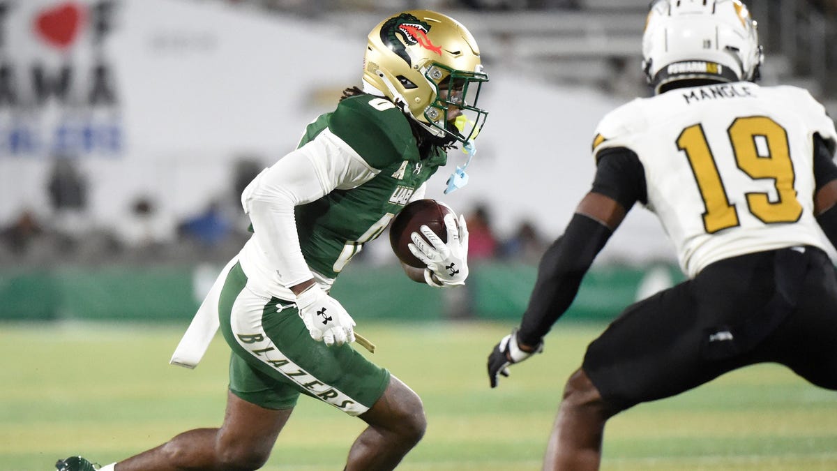 Oregon Coach Lanning Praises Transfer Hooks’ Tez‑Like Slot Skills as Ducks Add Versatile Lineman Bennett