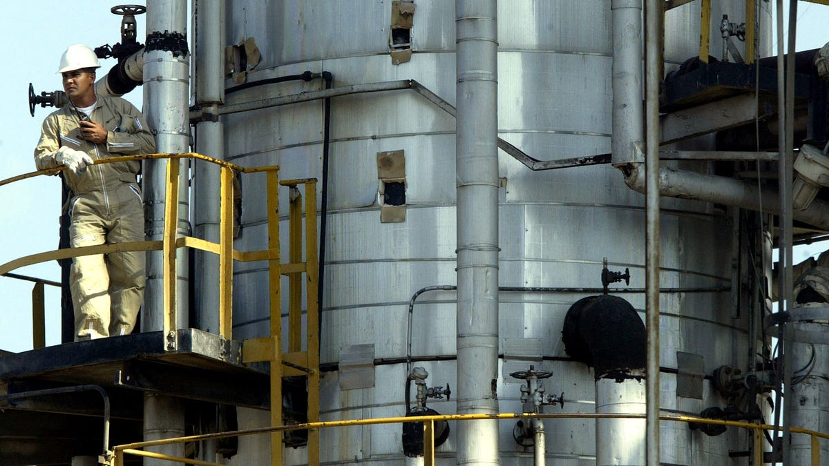 FILE PHOTO: A Venezuelan oil worker of state company PDVSA participates in the filling of an oil tanker at the shipment and storage terminal of Jose, 200 miles east of Caracas, February 12, 2003./File Photo