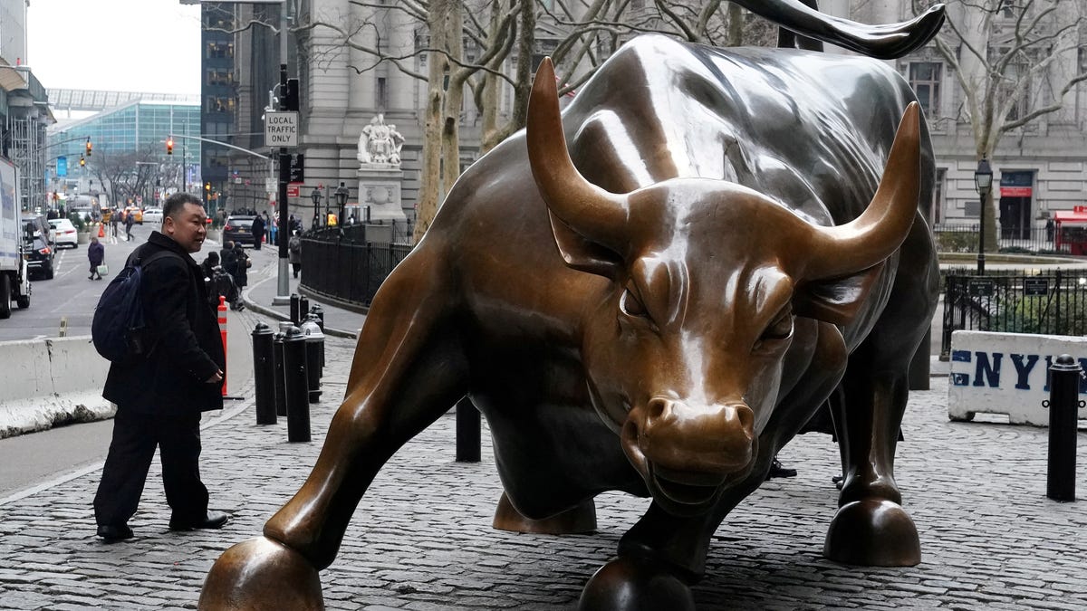 FILE PHOTO: FILE PHOTO: The Charging Bull or Wall Street Bull is pictured in the Manhattan borough of New York City, New York, U.S., January 16, 2019. REUTERS/Carlo Allegri/File Photo