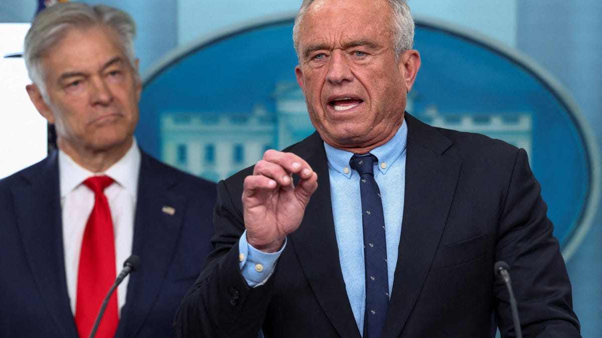 FILE PHOTO: U.S. Secretary of Health and Human Services Robert F. Kennedy Jr. speaks during a briefing at the White House as U.S. Administrator of the Centers for Medicare and Medicaid Services Mehmet Oz stands behind him, in Washington, D.C., U.S., January 7, 2026. REUTERS/Kevin Lamarque/File Photo