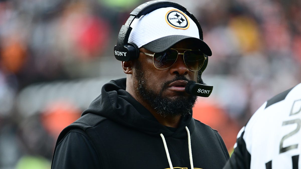 Pittsburgh Steelers head coach Mike Tomlin looks on during the second quarter against the Cleveland Browns at Huntington Bank Field in Cleveland on Dec. 28, 2025.