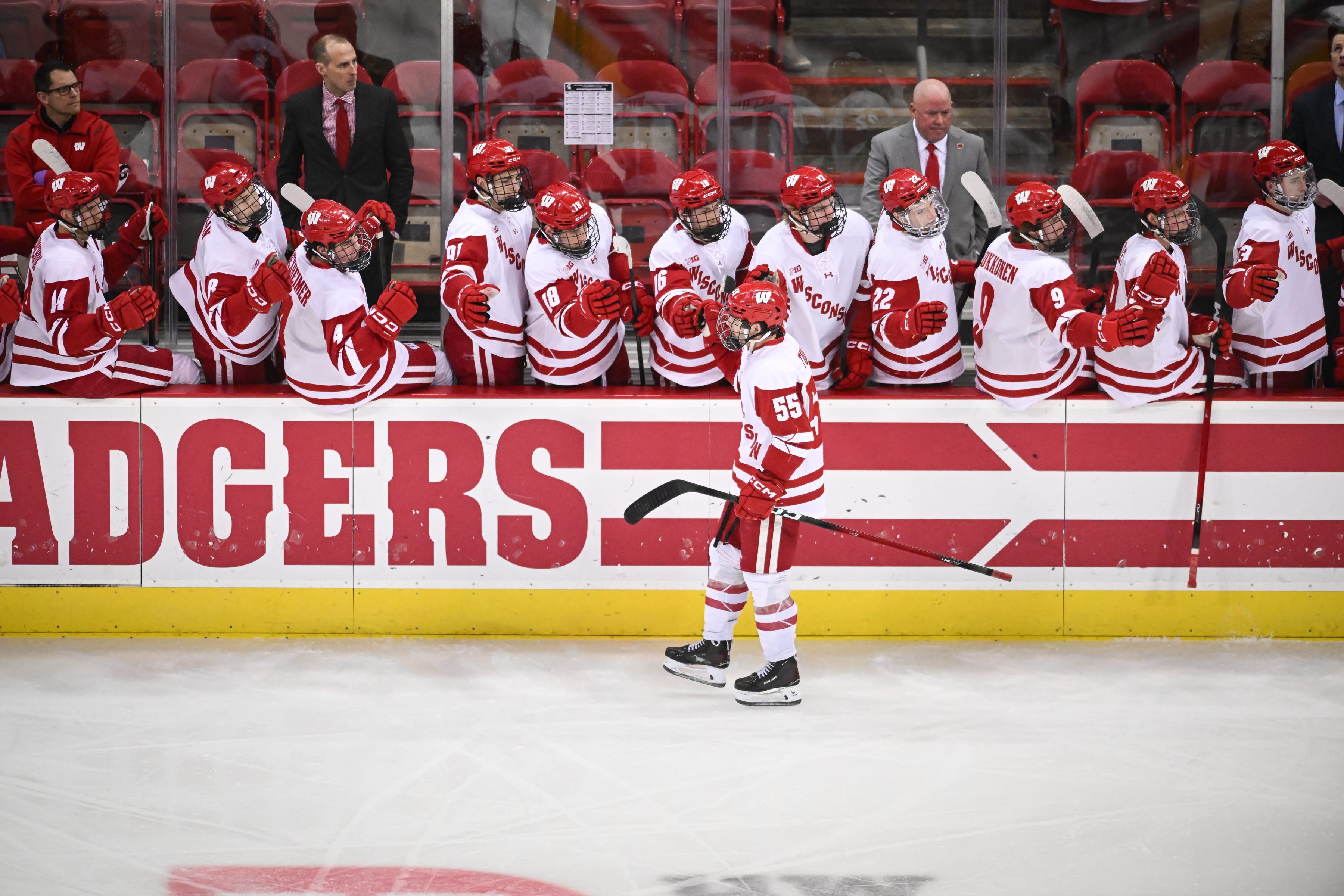 Wisconsin hockey sweeps No. 6 Penn State, enters B1G tourney on roll