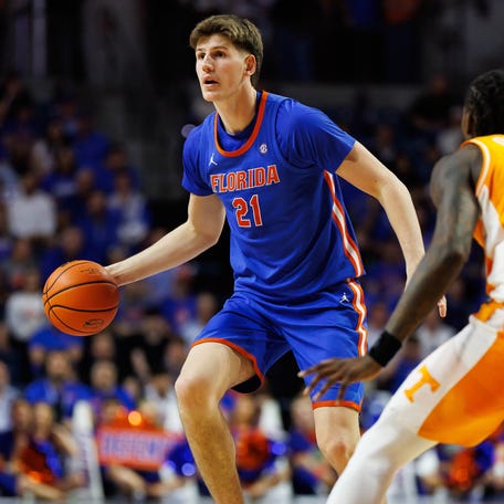 Florida forward Alex Condon (21) dribbles the ball while Tennessee center Felix Okpara (34) defends at Exactech Arena at the Stephen C. O'Connell Center.