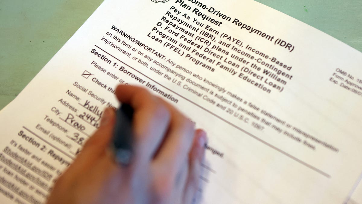 School teacher Kelly Elizabeth Belt fills out paperwork to payback her student loan while trying to navigate policies under the current administration of U.S. President Donald Trump, in Provo, Utah, U.S. May 30, 2025. REUTERS/Jim Urquhart