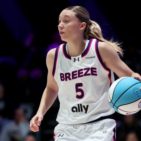 MEDLEY, FLORIDA - JANUARY 19: Paige Bueckers #5 of the Breeze dribbles the ball against the Mist during the third quarter of the Unrivaled 2026 game at Sephora Arena on January 19, 2026 in Medley, Florida. (Photo by Leonardo Fernandez/Getty Images)